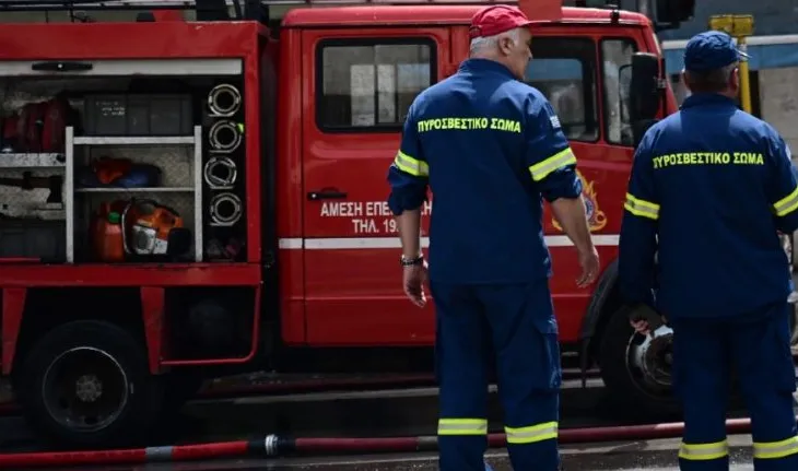 Kamioni del nga rruga dhe përmbyset në Farsala të Greqisë, angazhohen tre automjete të zjarrfikësve