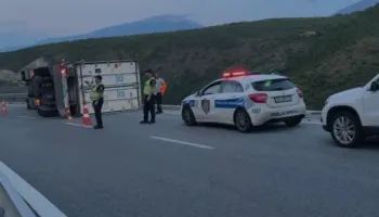 Kamioni me produkte mishi del nga rruga në ‘Rrugën e Kombit’, shoferi shpëton për mrekulli pas defektit në frenim