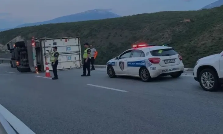 Kamioni me produkte mishi del nga rruga në ‘Rrugën e Kombit’, shoferi shpëton për mrekulli pas defektit në frenim