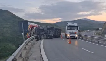 Kamioni përmbyset në rrugë, shpëton për mrekulli shoferi