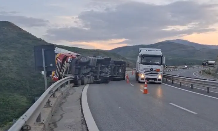 Kamioni përmbyset në rrugë, shpëton për mrekulli shoferi