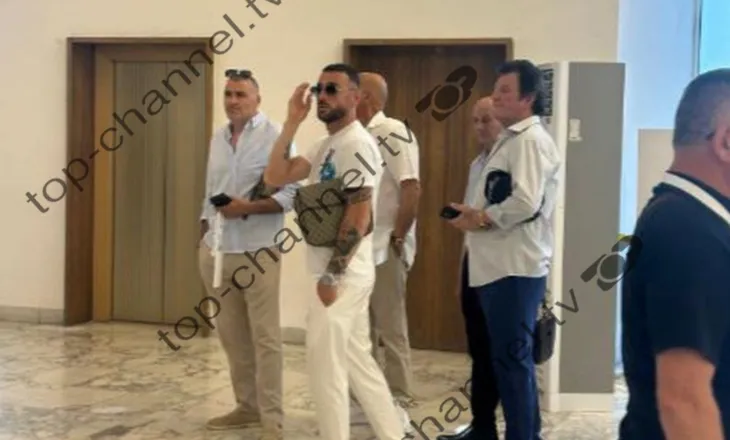 Kandidon sot për Këshillin Kombëtar të Partisë Demokratike, reperi Stresi i pranishëm në Pallatin e Kongreseve