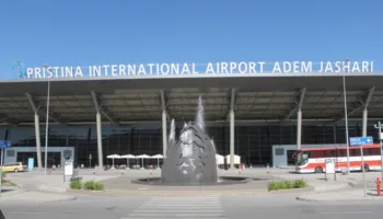 Kanosi me armë një person në aeroportin “Adem Jashari”, sekuestrohet një pistoletë dhe 45 fishekë
