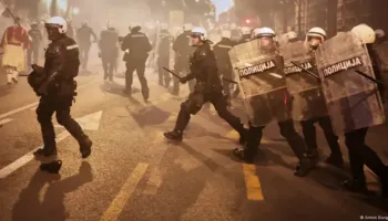 Kaos në Beograd, policia përplaset me studentët që kërkojnë largimin e Vuçiçit