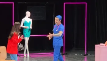 “Kaos në Klinikën e Bukurisë”, komedia me Julian Dedën dhe Rudina Dembacaj  sjell humor në skenën e teatrit “Bylis”