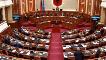 Kaos në Kuvend, pasoja në paga/ Ja 16 deputetët që u penalizuan me 1 milion lekë për mungesa…