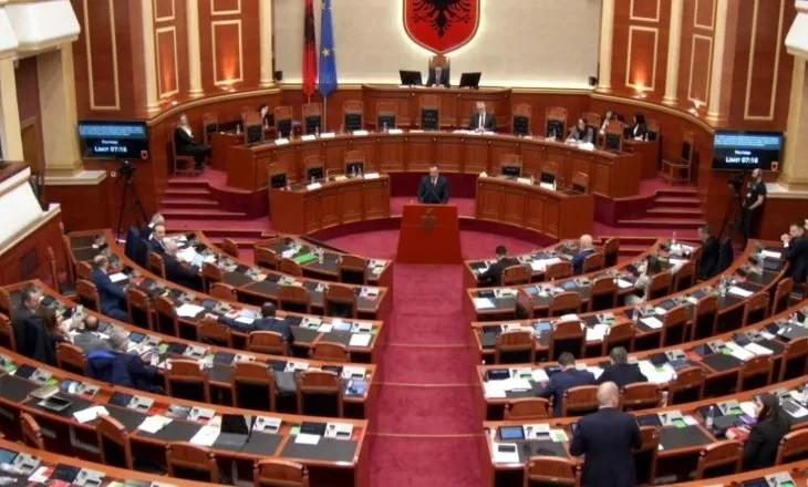 Kaos në Kuvend, pasoja në paga/ Ja 16 deputetët që u penalizuan me 1 milion lekë për mungesa…