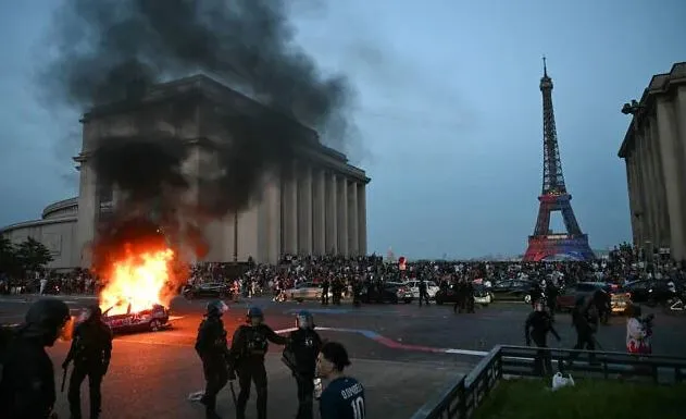 Kaos në Paris pas triumfit të PSG në Champions League/ Arrestohen 416 persona, 7 policë të lënduar