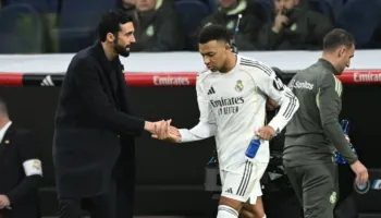 Kaos te Real Madrid: “Përplasen” në distancë Mbappé dhe Arbeloa, tension edhe në tribunë