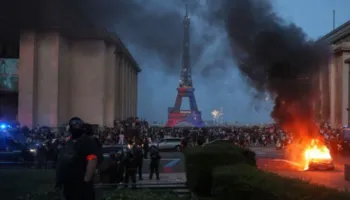 Kaosi në Francë pas fitores së PSG në Champions/ Shënohet viktima e parë, 57 policë ngelin të plagosur