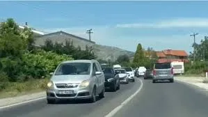 Kaosi nis para sezonit/ Lezha bllokohet nga trafiku: Radha kilometrike…