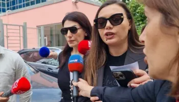 Karçanajn, ish-drejtoresha, në hetim për grup kriminal “kyç” gojën para gazetarëve! Avokatja e saj shtyn mikrofonat