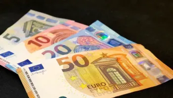 Këmbimi valutor/ Çfarë po ndodh me monedhat e huaja? Ja sa shitet dhe blihet euro dhe dollari për ditën e sotme