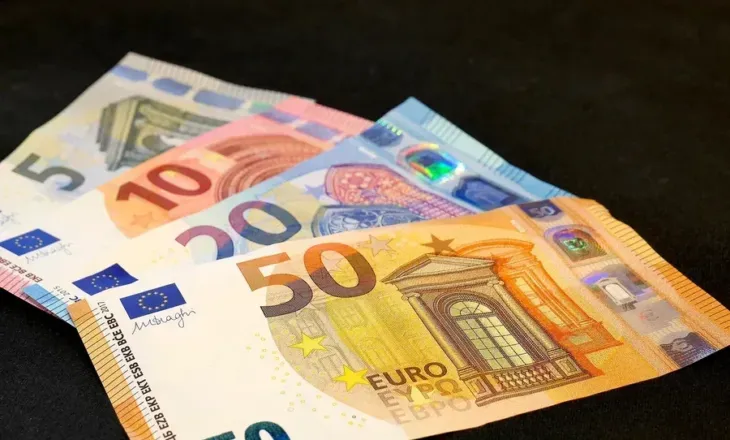 Këmbimi valutor/ Çfarë po ndodh me monedhat e huaja? Ja sa shitet dhe blihet euro dhe dollari për ditën e sotme