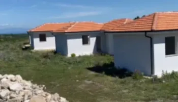Kemi frikë se na zë shtëpia brenda’/ Banorët e Ishmit ende pa zgjidhje pas tërmetit të nëntorit të 2019