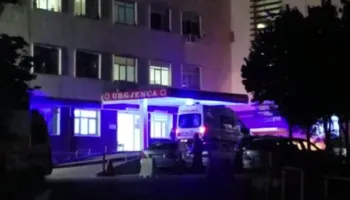 Kërcet grushti mes bluzave të bardha, neurologu dhunon mjekun e urgjencës