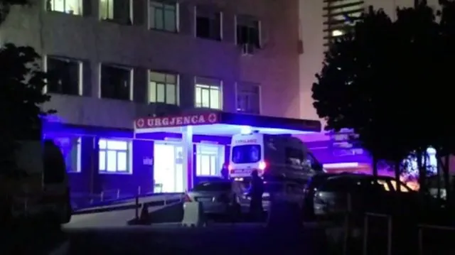 Kërcet grushti mes bluzave të bardha, neurologu dhunon mjekun e urgjencës