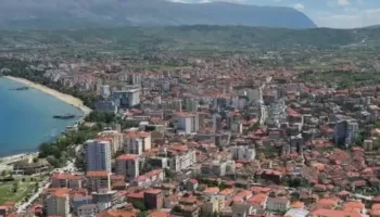 Këshilli Bashkiak i Pogradecit rrit tarifën e parkimit, opozita distancohet: Rëndohen xhepat e qytetarëve