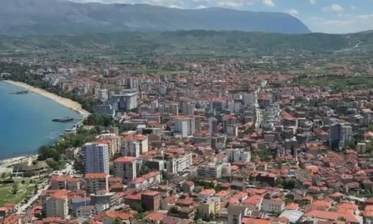 Këshilli Bashkiak i Pogradecit rrit tarifën e parkimit, opozita distancohet: Rëndohen xhepat e qytetarëve