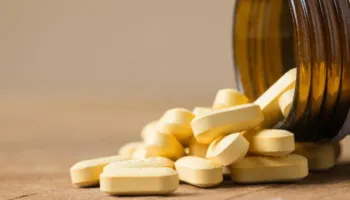 Këto 3 vitamina që ekspertët rekomandojnë të mos i merrni me stomak bosh