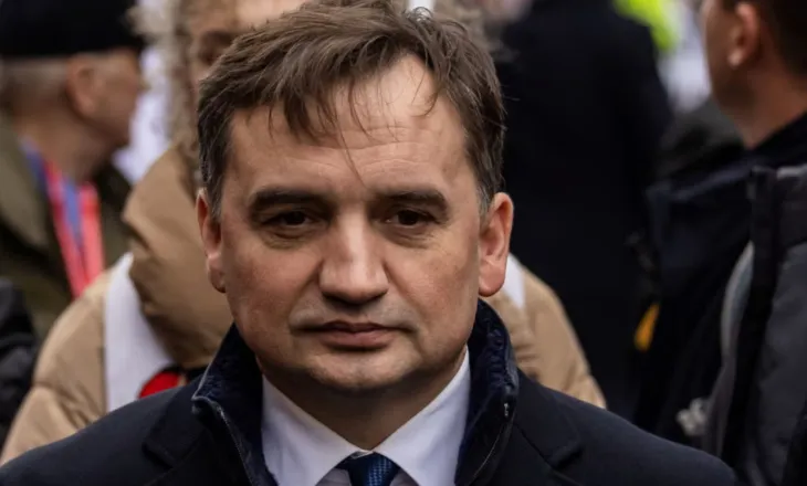 Kishte marrë azil nga Orban pasi u akuzua për shpërdorim fondesh dhe përgjim të kundërshtarëve politik, ish-ministri polak i Drejtësisë arratiset drejt SHBA-së
