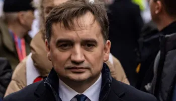 Kishte marrë azil nga Orban pasi u akuzua për shpërdorim fondesh dhe përgjim të kundërshtarëve politikë, ish-ministri polak i Drejtësisë arratiset drejt SHBA-së