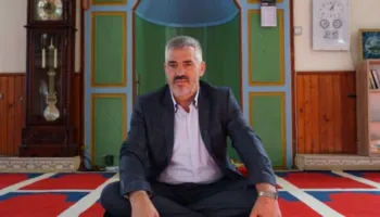 “Kjo të jetë xhumaja e fundit”/Imami nga Drenasi lë xhaminë dhe hyn në politikë, i bashkohet Vetëvendosjes, vërshojnë..