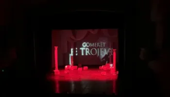 Komedia e Camolettit/ “Sonte do të darkojmë në shtrat” mbërrin në Gjirokastër, të qeshura pafund në teatër