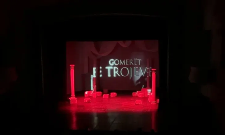 Komedia e Camolettit/ “Sonte do të darkojmë në shtrat” mbërrin në Gjirokastër, të qeshura pafund në teatër