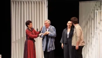 Komedia “Plagët” premierë në Gjirokastër, Në teatrin “Zihni Sako” vihet në skenë shfaqja që trajton disa fenomene të familjes shqiptare