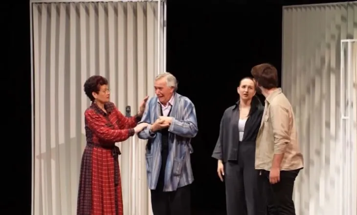 Komedia “Plagët” premierë në Gjirokastër, Në teatrin “Zihni Sako” vihet në skenë shfaqja që trajton disa fenomene të familjes shqiptare