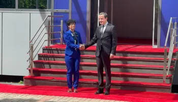 Komisionerja e Zgjerimit vizitë zyrtare në Kosovë, Marta Kos pritet nga Kurti dhe presidentja në detyrë Haxhiu
