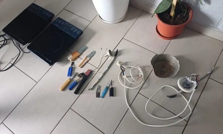 Kontrolle në burgun e Fierit, gjenden thika të improvizuara