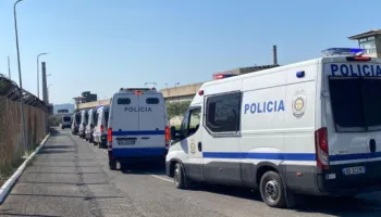 Kontrollet në burgje/ Iu gjetën dy shishe alkool, merret në pyetje i dënuari me burgim të përjetshëm: Ishte lëng boronice, e dua se vuaj nga veshkat