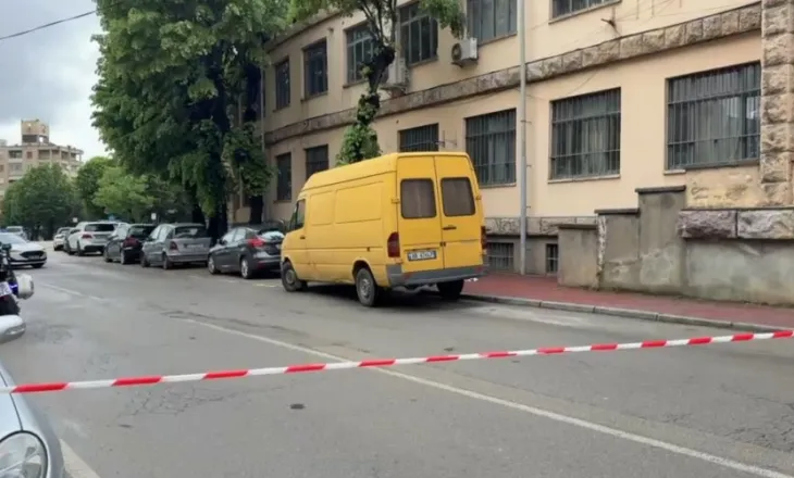 Korçë/ Këmbësori përplaset nga një makinë pranë Prefekturës