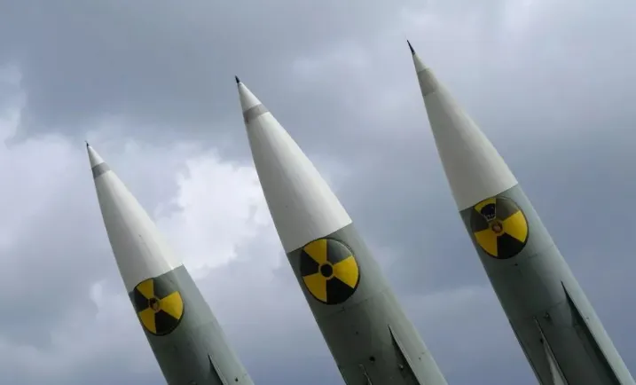 Koreja e Veriut do të lëshojë automatikisht raketat bërthamore në rast se vritet Kim Jong Un