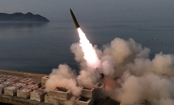 Koreja e Veriut ndryshon kushtetutën: Përgjigje automatike bërthamore nëse vritet Kim Jong Un
