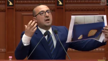 Korreshi “sjell” në Kuvend mëngjesin e spitalit të Lushnjës: E kthyet në qenefhane, të hanë minjtë nga këmbët e nga sytë