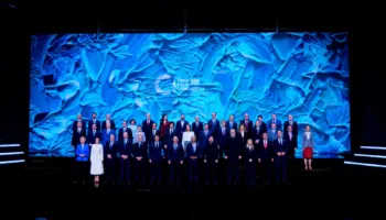 Krah Macron, Melonit dhe Albin Kurtit/ Rama publikon fotot nga Samiti i 8-ë i Komunitetit Politik Europian