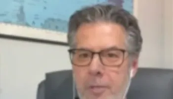 Krahasimi, Paloka kujton filmin italian: Nuk është problem ‘thatësira’ për integrimin e vendit por mafia… ‘Balluku’  Nga një moment kyç dhe një vërtetim suksesi, në një hap procedural pa rëndësi. Ky është ndryshimi drastik i narrativës së qeverisë shqiptare në lidhje me raportin e IBAR, duke ngritur pyetje mbi arsyet e vërteta të këtij ndryshimi qëndrimi. Ndërsa deri para pak muajsh miratimi i raportit shihej si një vijë finishi, tashmë rëndësia e tij po minimizohet, duke lënë të kuptohet se procesi i integrimit evropian të Shqipërisë ka hasur në një pengesë të madhe.  Sipas deputetit demokrat Edi Paloka që ishte i ftuar në emisionin e mëngjesit “Kafe Shqeto” në Syri tv, arsyeja e këtij ngërçi nuk duhet kërkuar te 101 kushtet teknike të vendosura nga Bashkimi Evropian, por te një çështje specifike politike që mban emrin “Belinda Balluku”. Sipas tij, mosveprimi për këtë rast është kthyer në arsyen kryesore të bllokimit të negociatave. Qeveria, në përpjekje për të shmangur vëmendjen nga ky problem thelbësor, akuzohet se po përdor një taktikë diversioni, duke theksuar kushte të tjera si ato mjedisore.  Kjo situatë është krahasuar në mënyrë ironike me një skenë nga filmi “Johnny Stecchino”, ku një mafioz ankohet se problemi më i madh i Palermos është “thatësira”, duke injoruar plotësisht praninë e mafies. Në mënyrë analoge, theksohet se “thatësira” e vërtetë e procesit të integrimit shqiptar nuk janë kushtet teknike, por çështjet e lidhura me pandëshkueshmërinë në nivele të larta politike.  Sipas deputetit demokrat bëhet e ditur se presioni ndërkombëtar është rritur ndjeshëm. Përfaqësues të lartë të BE-së, dhe veçanërisht të qeverisë gjermane, raportohet se i kanë komunikuar qartë kryeministrit Edi Rama se pa një zgjidhje për rastin në fjalë, që përfshin dorëzimin e imunitetit, Shqipëria jo vetëm që nuk do të përparojë, por rrezikon të bëjë hapa pas në rrugën e saj evropiane.  Ngecja aktuale në proces nuk është thjesht një vonesë, por një bllokim me pasoja konkrete që mund të çojnë në regresin e aspiratës evropiane të vendit vlerësoi Paloka.  Flavio Qarri: Tani pyetja është e thjeshtë Paloka, për publikun që po na ndjek, le ta bëjmë sa më të thjeshtë që është e mundur. Çështja është, nëse IBAR-in deri nga dhjetori këta e trajtonin që do të ishte, le të themi kufiri i ri i vërtetimit të suksesit të tyre, pse këto muajt e fundit po thonë të kundërtën, që nuk ka asnjë lloj rëndësie në ecurinë për Bashkimin Evropian?  Edi Paloka: Është kjo që sapo the ti Flavio, është e vërtetë, por është po aq e vërtetë që kufiri që caktove ti ka qenë deri me 12 maj. Sepse kishte nga ata, jo direkt Rama po, me ato mënyrat e tij që spinon domethënë nëpër media po me ndonjë figurë dytësore politike. Kishin lënë të kuptohej sikur me datë 12 raporti i IBAR do kalonte. Por thashë, duke përdorur kështu figura dytësore në mënyrë që mos dilte krejt bllf Rama. Rezultatin e pamë dhe pjesa që IBAR është i parëndësishëm apo ka edhe humore të tjera të kësaj qeverie, si ajo deklarata e kësaj komisioneres tonë për integrimin, që tha na ka vënë 101 kushte Bashkimi Evropian dhe më i rëndësishmi është ai i mjedisit, tha.  Se kjo më kujtoi, më kujtoi një detaj, besoj Johnny Stecchino e kanë pare. Është ai detaji kur ky qytetari naiv që e luan Roberto Benigni, dy rolet, nga veriu shkon dhe e pret mafiozi në aeroport dhe ndërkohë që ecnin, ai i shpjegonte hallet që ka Palermo dhe ka një moment aty që i thotë, Palermo thotë, Palermitanët kanë një problem shumë të madh thotë, që e vuajnë por na e kanë nxjerrë dhe namin e keq në gjithë botën i thotë. Një problem domethënë që po na turpëron, që na ka bërë kështu e domethënë gjithë zezat dhe në fund i thotë, cili është ky problem? thotë. Është thatësira, i thotë ai. Domethënë, problemi që ishte kulmi i mafies në Palermo dhe ky i thotë kemi këtë problem e madh që është thatësira. Edhe puna e këtyre 101 kushteve që përmendëm këta, që tha mjedisi, sigurisht mjedisi është shumë i rëndësishëm. Por ne e dimë të gjithë se cila është thatësira e këtyre. Është Belinda Balluku, sepse tashmë e kanë marrë vesh edhe më të fundit e shqiptarëve dhe ata që nuk kanë fare lidhje me informacionin direkt, që arsyeja kryesore e bllokimit këtë herë të negociatave dhe të integrimit dhe bllokimi i raportit të IBAR ka emrin Belinda Balluku, që nënkupton Edi Ramën. Kësaj po përpiqet Rama t’i shmanget sa më shumë, e kemi parë në të gjithë daljet e fundit, që përveç se mbron Ballukun dhe aktin e tij në parlament, përpiqet të bëjë pastaj këtë që thatë ju, që ta bëjë sa më të parëndësishëm këtë hap të procesit të integrimit, pra miratimin e raportit të IBAR. Po e vërteta është që, nëse arrin me këta burokratët e Komisionit apo të Bashkimit Evropian të blejë ndonjërin këtu apo atje Rama, kur vjen puna pikërisht në këtë hap të procesit, siç është edhe miratimi i raportit të Ibar, ku vendosin shtetet, nuk pi më ujë “kosi”. Në këtë rast. Domethënë “kosi” mund të thotë ç’të dojë, mund të bëjë fletë, mund të nxjerrë fletë lavdërimi sa të dojë për Ramën aty, po nuk i pi ujë “kosi” në këtë rast tek shtetet, të cilët kanë informacionet e tyre, njohin realitetin dhe në fund fare vendosin ata. Nuk vendos as “Kosi”, as dikush tjetër nga këta që mban me rrogë Rama. Dhe këtu ka ngecur dhe këtu sigurisht do të ngeci Rama.  Flavio Qarri: Tani, çfarë do të thotë të ngeci? Okej, e kuptoj pjesën e avancimit, e kuptoj pjesën e parakalimit të Malit të Zi, por a ka pasoja kjo ngecje konkrete?  Edi Paloka: Sigurisht, pasojat janë jo thjesht vonesa, sepse po rithem një fakt që tashmë është thënë e stërthënë. Kur erdhi Kirschbaum, megjithëse nuk është dashur bërë publike me kërkesë të tij, po tash ajo është bërë publike. Kur erdhi Kirschbaum në Shqipëri apo dhe grupet e tjera, delegacionet e tjera të Komisionit Evropian, Bashkimit Europian, partive popullore, po sidomos përfaqësuesit e qeverisë gjermane, ja kanë thënë troç Ramës. Ramës dhe atyre të tjerëve mbas tij, si Taulant Balla e këta zarat që ka Rama që i mban ison. Nëse nuk lëshoni Belinda Ballukun, nëse dorëzoni imunitetin e Belinda Ballukut, jo vetëm do bllokohet integrimi, por do të ktheheni pas. Dhe kjo po ndodh…