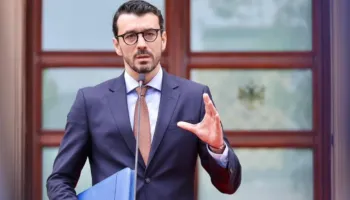 Kriza e çmimeve, ministri Karakaçi: Kompensim 50 lekë/litër karburant për transportin publik