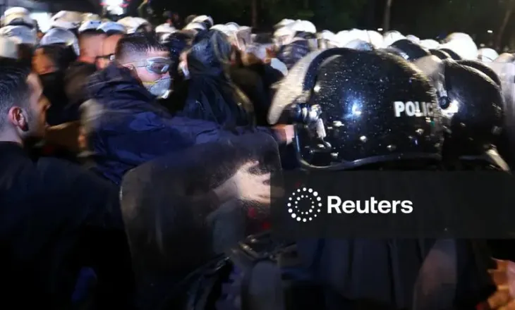 Kriza politike në Shqipëri/ Reuters: Protesta antiqeveritare në Tiranë, kërkohet largimi i Ramës