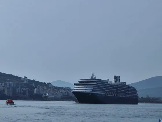 Kroçera “MS Oosterdam” vjen në Sarandë, 1,867  turistë nga shtete të ndryshme vizitojnë qytetin