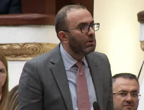 “Kryeministër karton! Pse fshihesh!”, Bardhi: Rama ka ardhur vetëm dy herë në Kuvend, kur mbrojti me votë Ballukun…