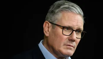 Kryeministri britanik, Keir Starmer nën presion pas humbjeve të thella në zgjedhje