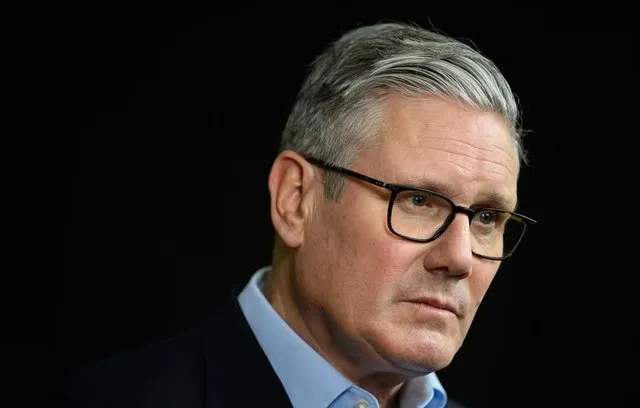 Kryeministri britanik, Keir Starmer nën presion pas humbjeve të thella në zgjedhje