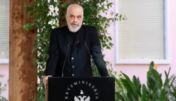 Kryeministri Rama dekoron Tedi Papavramin me “Yllin e Oficerit të Urdhrit Suprem të Shqiponjës”: Faleminderit që shkove në Europë si një shqiptar i bukur