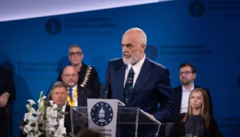 Kryeministri Rama udhëton drejt Gjermanisë, i ftuar në ceremoninë e çmimit “Karli i Madh”