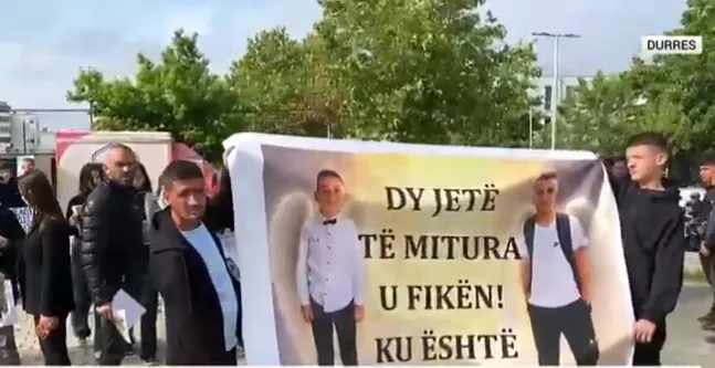 “Ku është drejtësia?”/ Vdekja e dy fëmijëve në Durrës, ngrihen në protestë banorët e zonës