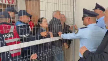 Kundërshtojnë zhvendosjen, protestojnë para Bashkisë tregtarët e tregut të Vlorës